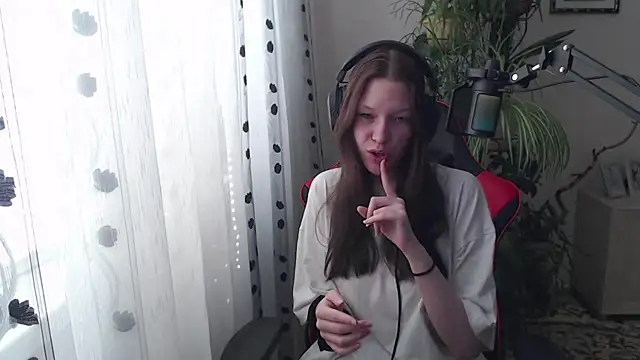Snapshot of PunyKnee chatting on April 8, 10:04 am PunyKnee online show from April 8, 10:04 am