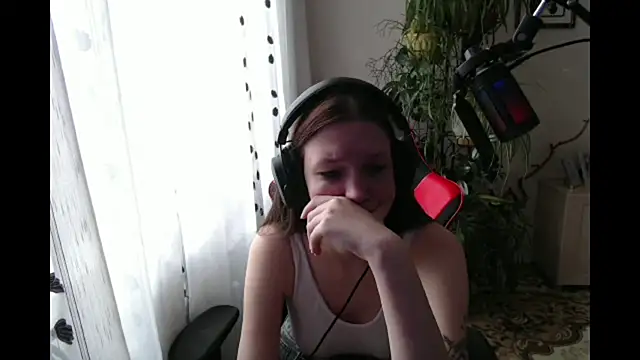 Snapshot of PunyKnee chatting on April 14, 8:20 am PunyKnee online show from April 14, 8:20 am