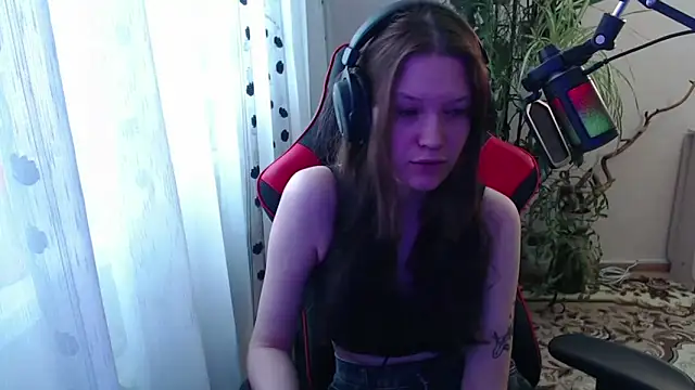Snapshot of PunyKnee chatting on April 28, 1:05 pm PunyKnee online show from April 28, 1:05 pm