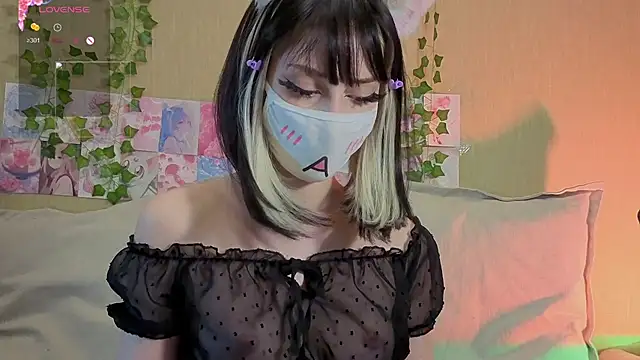 Snapshot of LunaNyanmi chatting on June 7, 1:59 pm LunaNyanmi online show from June 7, 1:59 pm