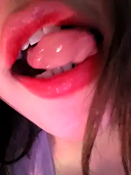 GUGU11211 online show from April 18, 6:56 pm