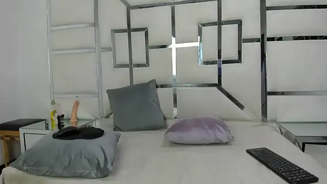 Snapshot of AlisonMoon72 chatting on May 21, 8:05 pm AlisonMoon72 online show from May 21, 8:05 pm