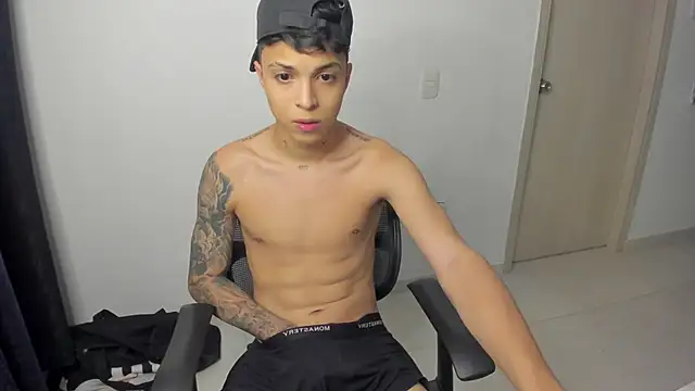 Snapshot of ZAndrew_Gold chatting on May 29, 3:59 am ZAndrew Gold online show from May 29, 3:59 am