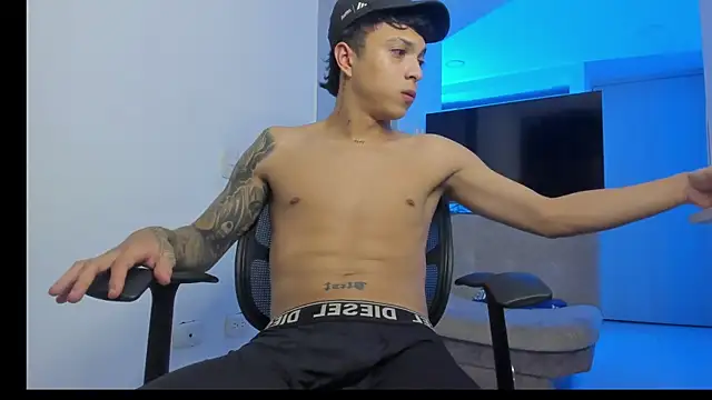 Snapshot of ZAndrew_Gold chatting on June 14, 4:03 am ZAndrew Gold online show from June 14, 4:03 am