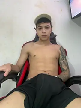 Snapshot of ZAndrew_Gold chatting on August 6, 9:06 pm ZAndrew Gold online show from August 6, 9:06 pm