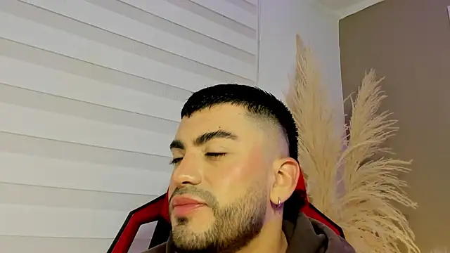 Snapshot of Alexander_Diazz chatting on May 4, 1:51 pm Alexander Diazz online show from May 4, 1:51 pm
