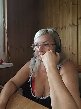 Snapshot of White-Chocolatte chatting on June 15, 6:04 am White-Chocolatte online show from June 15, 6:04 am