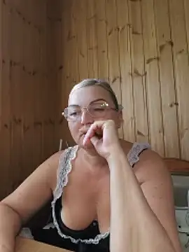 Snapshot of White-Chocolatte chatting on June 18, 2:10 pm White-Chocolatte online show from June 18, 2:10 pm