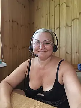 Snapshot of White-Chocolatte chatting on June 22, 8:22 am White-Chocolatte online show from June 22, 8:22 am