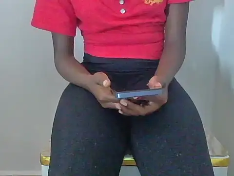 Snapshot of Momoe02 chatting on April 12, 10:42 am Momoe02 online show from April 12, 10:42 am