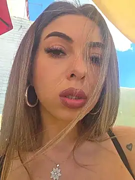 Snapshot of AylinRosee chatting on July 11, 10:18 am AylinRosee online show from July 11, 10:18 am