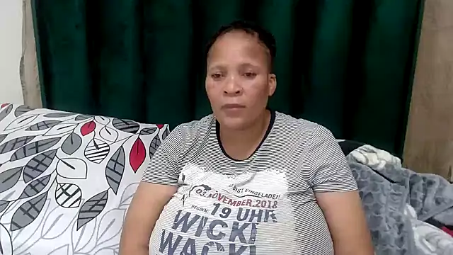 Snapshot of CaramelMelons78 chatting on April 25, 9:34 pm CaramelMelons78 online show from April 25, 9:34 pm