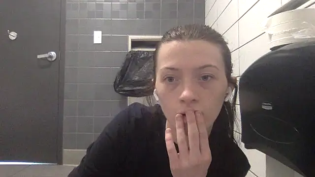 Snapshot of Munchkinbaby72318 chatting on May 1, 8:13 pm Munchkinbaby72318 online show from May 1, 8:13 pm