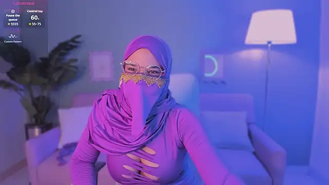 SamiraLuxe online show from April 10, 11:04 am