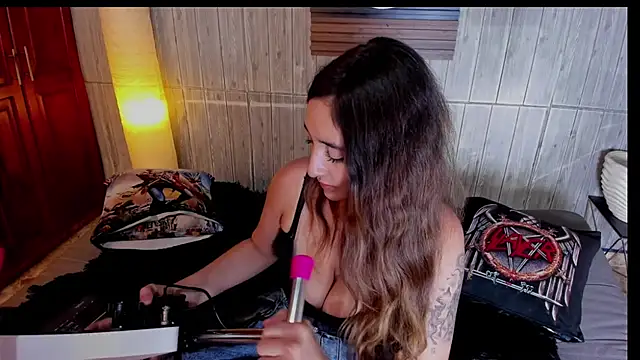 Snapshot of Alucarda666 chatting on July 10, 9:39 pm Alucarda666 online show from July 10, 9:39 pm