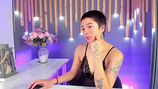 Snapshot of Atheena__ chatting on April 21, 1:06 pm Atheena online show from April 21, 1:06 pm