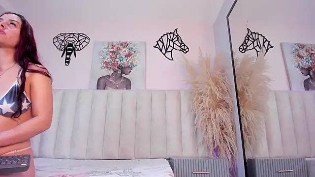 Snapshot of Anniee_collins_ chatting on April 15, 12:12 pm Anniee collins online show from April 15, 12:12 pm