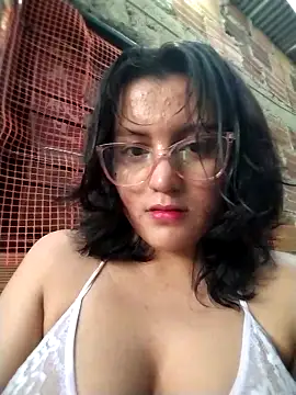 Snapshot of sienna_elara chatting on May 5, 10:34 am sienna elara online show from May 5, 10:34 am
