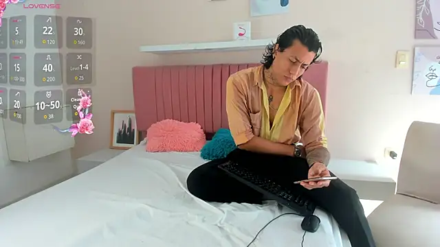 Snapshot of Damian_Romanoff chatting on May 1, 12:54 pm Damian Romanoff online show from May 1, 12:54 pm