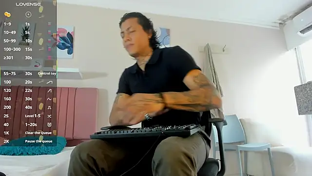 Snapshot of Damian_Romanoff chatting on May 10, 7:19 pm Damian Romanoff online show from May 10, 7:19 pm