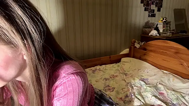 Snapshot of BambiBlush chatting on April 14, 2:34 pm BambiBlush online show from April 14, 2:34 pm