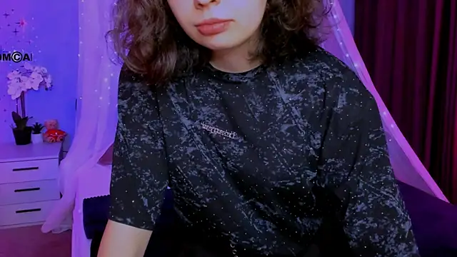 mia mooon  online show from May 11, 9:04 am