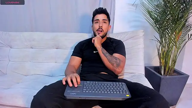 Snapshot of alangreek1 chatting on July 5, 3:34 am alangreek1 online show from July 5, 3:34 am