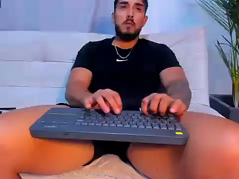 Snapshot of alangreek1 chatting on July 7, 2:47 am alangreek1 online show from July 7, 2:47 am