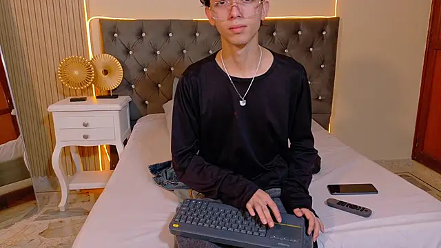 Snapshot of Twink_Sebas7 chatting on July 2, 12:22 pm Twink Sebas7 online show from July 2, 12:22 pm