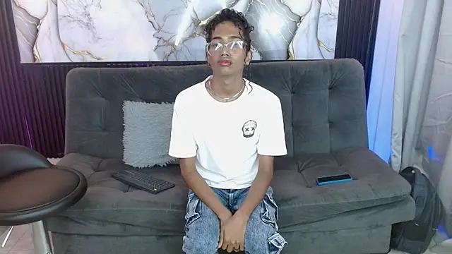 Snapshot of triiangel_latinboy chatting on April 11, 1:32 am triiangel latinboy online show from April 11, 1:32 am