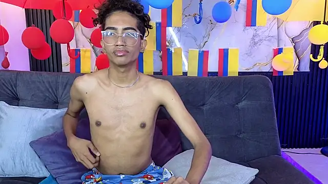 Snapshot of triiangel_latinboy chatting on July 6, 12:24 pm triiangel latinboy online show from July 6, 12:24 pm