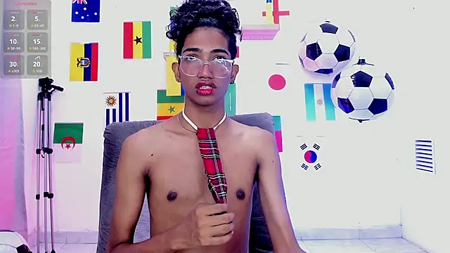 Snapshot of triiangel_latinboy chatting on July 10, 12:41 pm triiangel latinboy online show from July 10, 12:41 pm