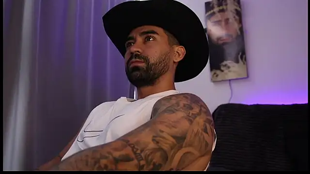 Snapshot of miike_smit chatting on April 13, 2:11 pm miike smit online show from April 13, 2:11 pm