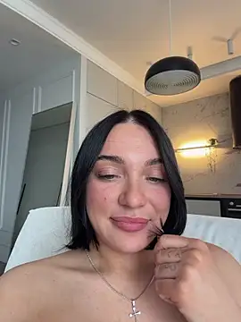 LucyHotty  online show from April 14, 10:10 am