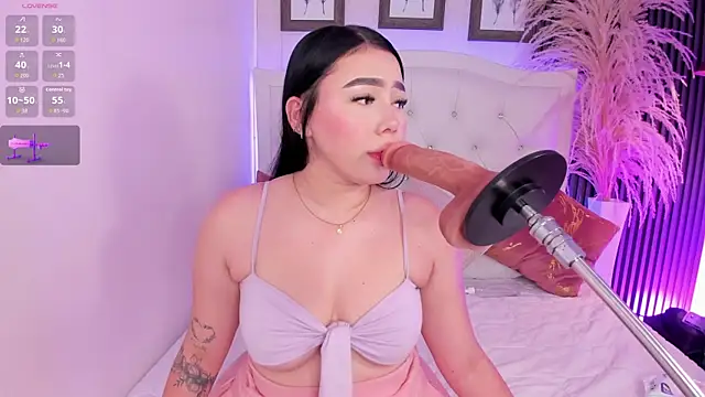 Snapshot of kitty_bluuee chatting on April 16, 3:40 am kitty bluuee online show from April 16, 3:40 am