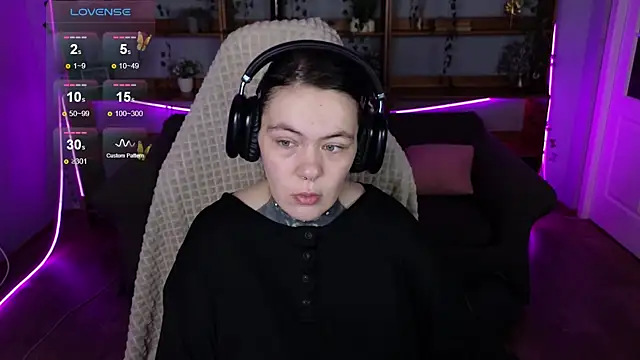 Snapshot of QwertyAnnie_Lbo chatting on April 10, 1:33 am QwertyAnnie Lbo online show from April 10, 1:33 am