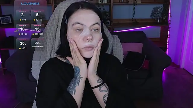 Snapshot of QwertyAnnie_Lbo chatting on April 11, 8:07 am QwertyAnnie Lbo online show from April 11, 8:07 am