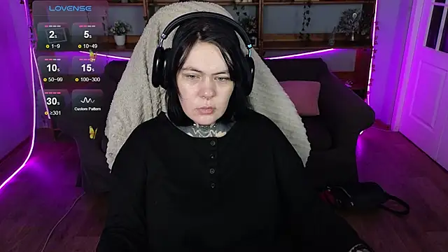 Snapshot of QwertyAnnie_Lbo chatting on April 12, 1:21 am QwertyAnnie Lbo online show from April 12, 1:21 am