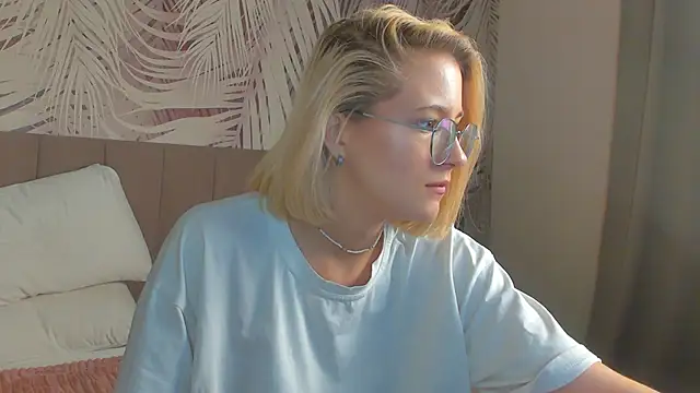 Snapshot of Lizzyvega chatting on April 28, 1:48 am Lizzyvega online show from April 28, 1:48 am