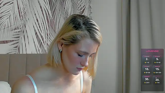 Snapshot of Lizzyvega chatting on May 8, 1:55 am Lizzyvega online show from May 8, 1:55 am