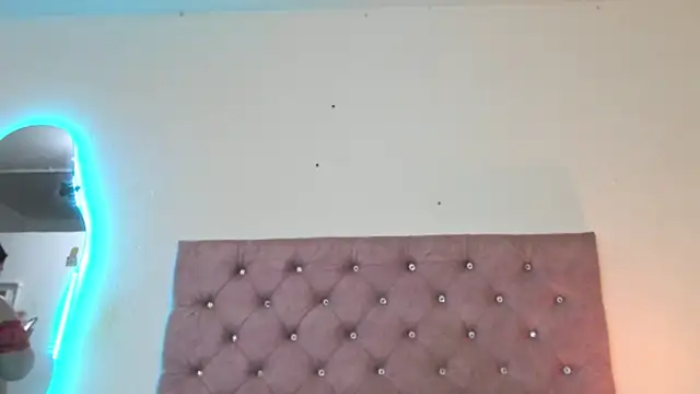 Snapshot of laurenlaine chatting on June 17, 10:54 pm laurenlaine online show from June 17, 10:54 pm