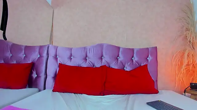 MIIA JHONS online show from April 29, 5:06 pm