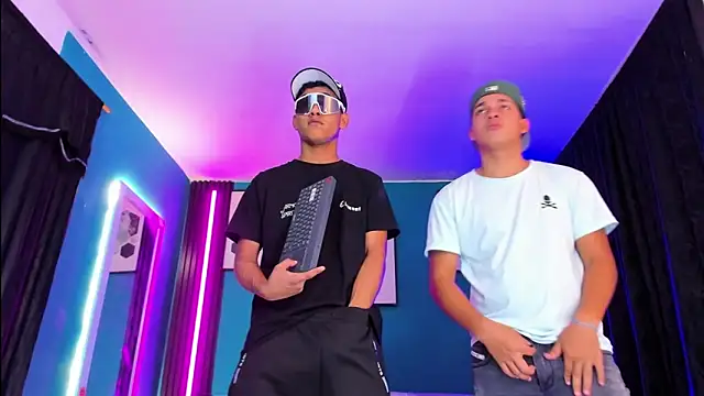 Snapshot of _HotWildwolves chatting on April 9, 11:54 pm HotWildwolves online show from April 9, 11:54 pm