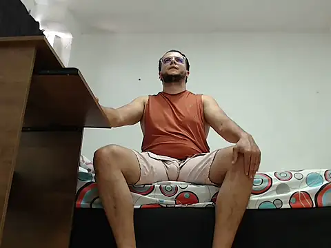 Snapshot of Masterboy00 chatting on April 11, 4:00 pm Masterboy00 online show from April 11, 4:00 pm