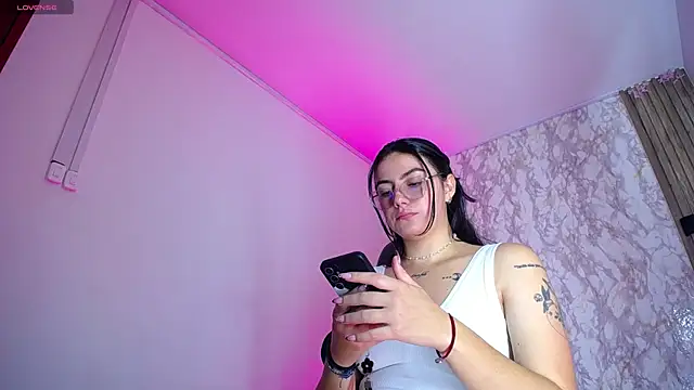 Snapshot of Miss_Merlin_ chatting on April 19, 4:23 am Miss Merlin online show from April 19, 4:23 am
