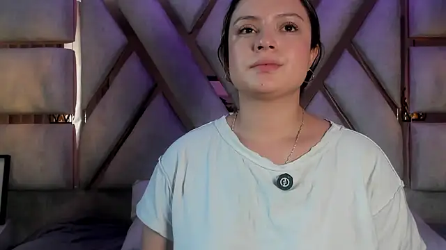 Snapshot of giigii_hadidd chatting on May 7, 7:19 pm giigii hadidd online show from May 7, 7:19 pm