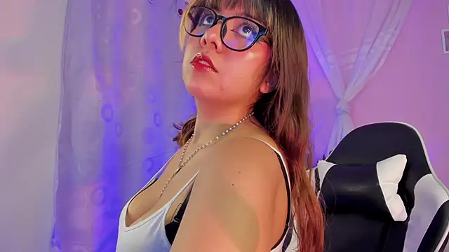 honey m00n online show from April 10, 6:45 pm