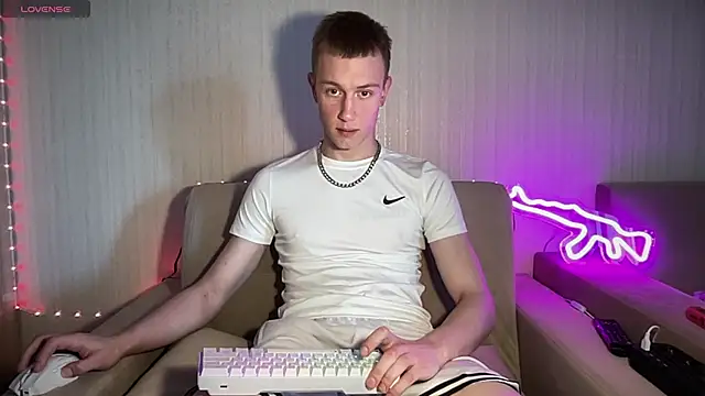 Snapshot of Travis_Gracile chatting on June 18, 8:58 am Travis Gracile online show from June 18, 8:58 am