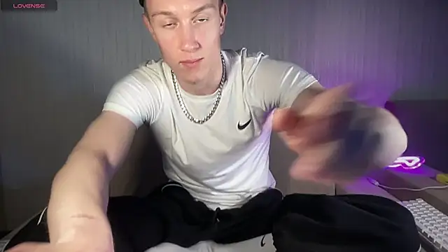 Snapshot of Travis_Gracile chatting on June 19, 9:02 am Travis Gracile online show from June 19, 9:02 am