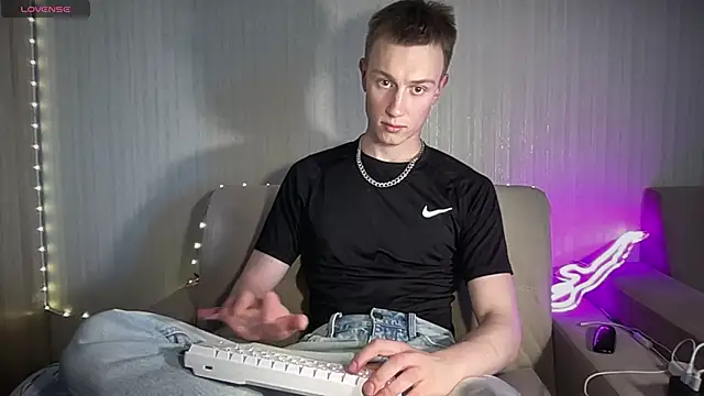 Snapshot of Travis_Gracile chatting on June 20, 9:12 am Travis Gracile online show from June 20, 9:12 am